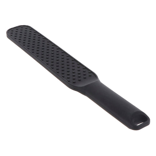 Paddle de fessee en silicone noir vu en diagonale, large pale couverte de picots en relief et manche ajoure, environ 31 cm pour des sensations modulables.