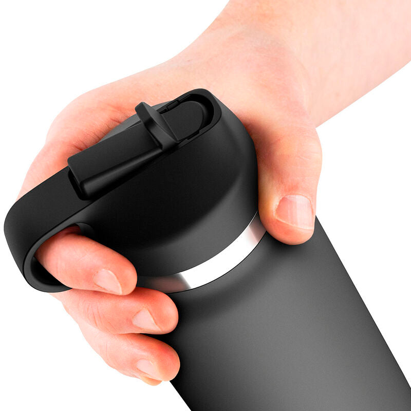 Couvercle flip-top de la gourde masturbateur noire tenu en main, gros plan sur le bouchon a succion, allure de bouteille isotherme banale pour un usage discret.