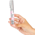Flacon stylo Afrodita For Women aux pheromones tenu en main, parfum feminin 9,5 ml Secret Play, format nomade a deposer sur les points de pulsation.