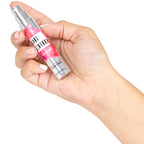 Flacon stylo Orchid For Women aux pheromones tenu en main, parfum feminin nomade Secret Play, format compact a deposer sur les points de pulsation.