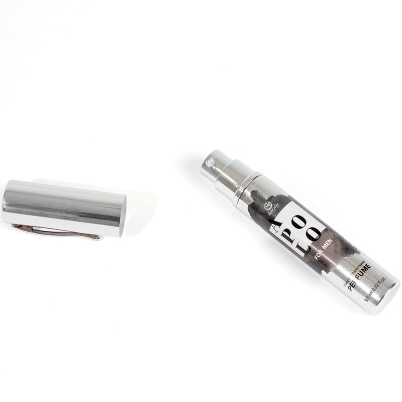 Flacon stylo Apolo For Men ouvert, capuchon argente pose a cote, spray parfum masculin aux pheromones Secret Play au format nomade facile a emporter.