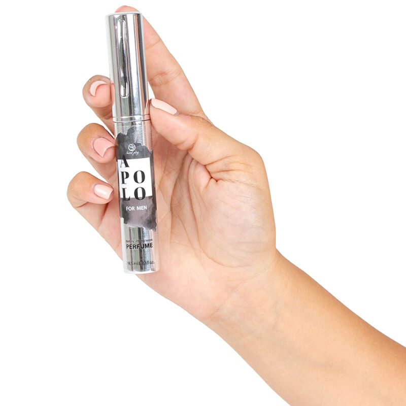 Flacon stylo Apolo For Men aux pheromones tenu en main, parfum masculin nomade Secret Play, format compact a deposer sur les points de pulsation.