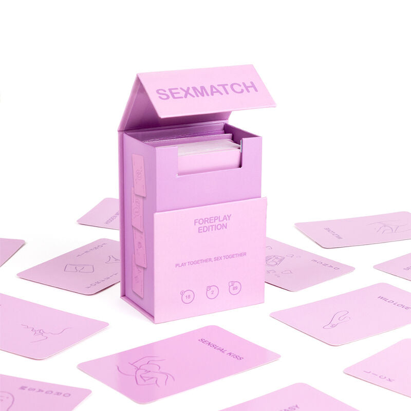 Boite mauve Sexmatch Foreplay Edition ouverte avec cartes violettes etalees au sol, jeu de cartes coquin Secret Play pour pimenter les preliminaires a deux.