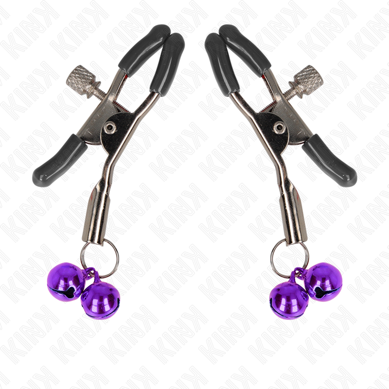 Paire de pinces a tetons a machoires noires ornees de grelots violets sur fond blanc, pincement reglable et tintement sonore, accessoire Kink.