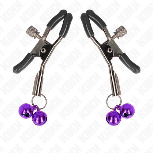 Paire de pinces a tetons a machoires noires ornees de grelots violets sur fond blanc, pincement reglable et tintement sonore, accessoire Kink.