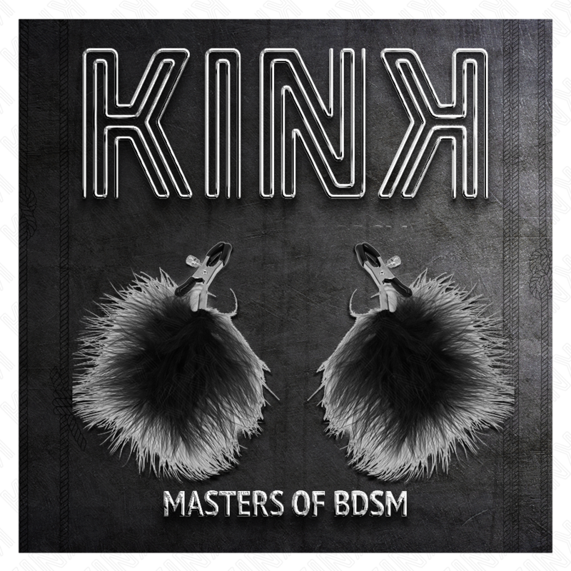 Visuel produit Kink Masters of BDSM présentant la paire de pinces à tétons à pompons de plumes noires sur fond ardoise texturé.