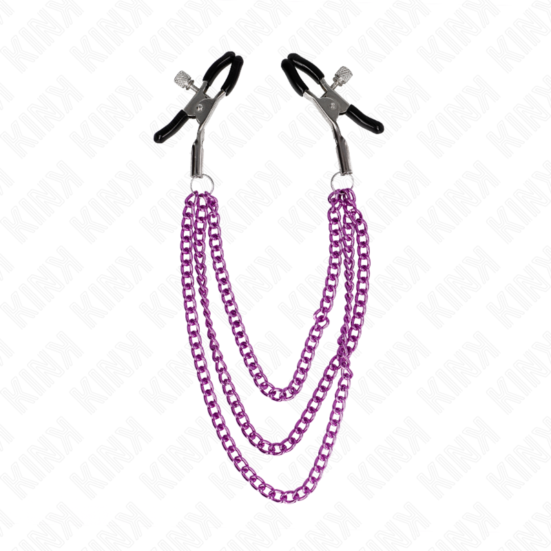 Pinces a tetons en metal reliees par une chaine violette a triple rang sur fond blanc, pincement et tension colores, accessoire BDSM Kink.