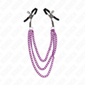 Pinces a tetons en metal reliees par une chaine violette a triple rang sur fond blanc, pincement et tension colores, accessoire BDSM Kink.