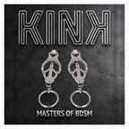 Visuel de marque KINK Masters of BDSM montrant la paire de pinces a tetons trefle japonais a anneaux argentes sur fond ardoise sombre.