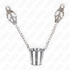 Pinces a tetons argentees reliees a un petit seau metallique suspendu par chaine, sur fond blanc. Accessoire BDSM a poids ajoutant une traction par le lest.