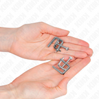 Pinces a tetons a etau a vis posees dans les paumes, structure carree en metal argente, systeme de serrage precis qui se regle tour par tour.