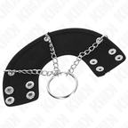 Harnais cuir cloute en demi-lune a anneau central et chaines metalliques, accessoire cockring BDSM masculin presente seul