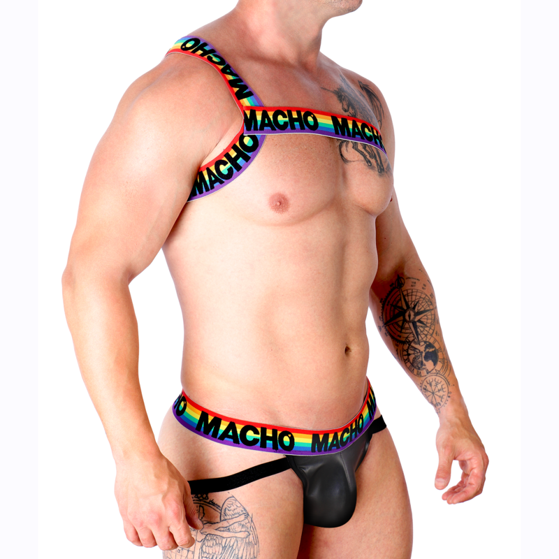 Harnais homme Macho arc-en-ciel vu de trois quarts sur torse nu musclé, associé à un jockstrap noir effet cuir, mettant en avant les sangles colorées et le look fétichiste.