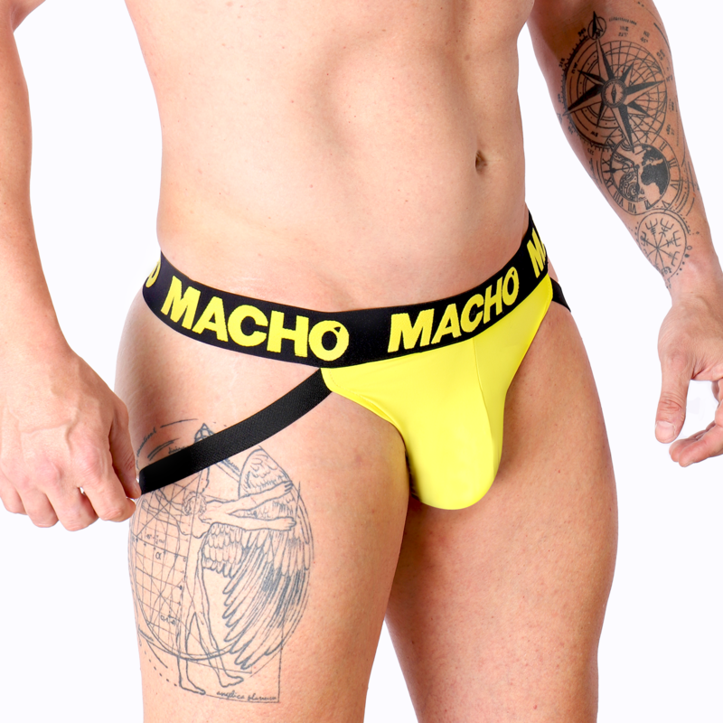 Jockstrap homme lycra jaune fluo fesses ouvertes vu de profil, pochette avant tissu extensible lanieres logo Macho hanche nue tatouee, ventilation coupe audacieuse sensuelle