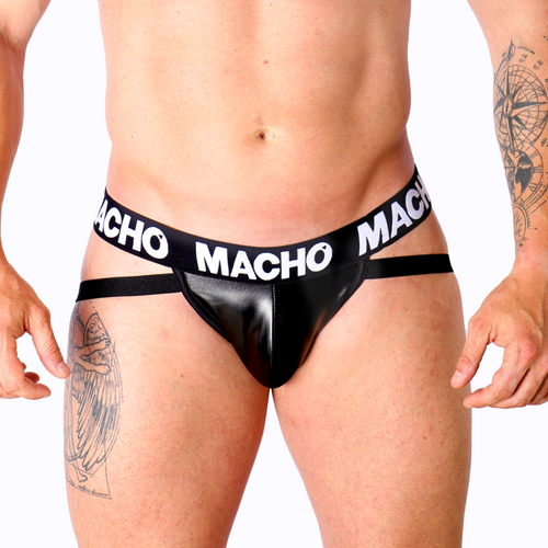 Jockstrap homme noir effet cuir extensible vu de face, large ceinture logo Macho et pochette anatomique brillante mettant en valeur la silhouette.