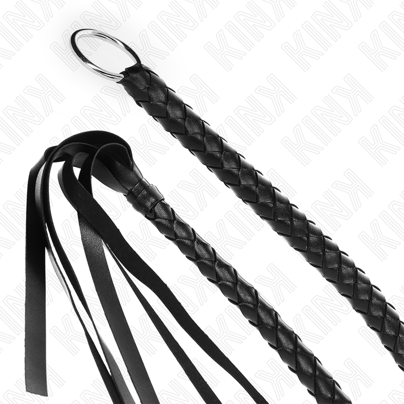 Gros plan sur les lanieres et le corps tresse en cuir noir d'une cravache de discipline a anneau, detail de la finition d'un accessoire de fessee.
