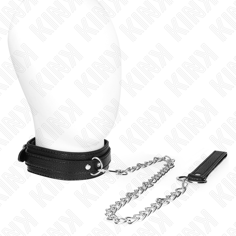 Collier de soumission en cuir noir porté sur un mannequin, prolongé d'une laisse en chaîne argentée à poignée cuir pour le jeu de domination.