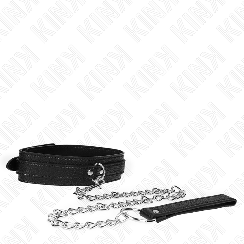 Collier de soumission en cuir noir texturé posé à plat, relié à une laisse en chaîne argentée à poignée plate, sur fond blanc.