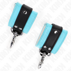 Manchettes de poignets premium en cuir noir lisere bleu equipees de mousquetons pivotants, point d'accroche pour relier l'entrave dans les jeux de soumission.
