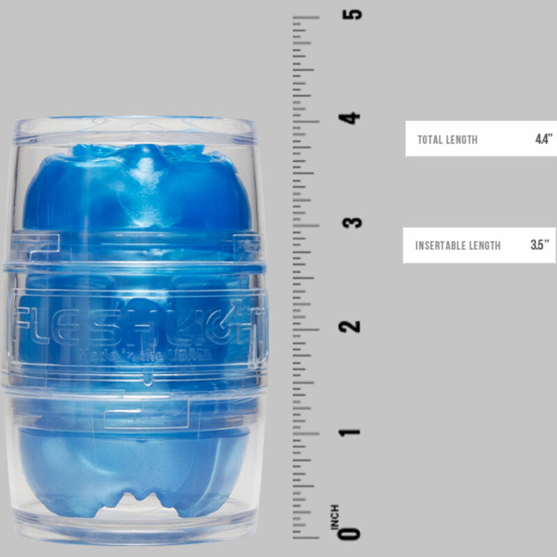 Masturbateur Quickshot bleu translucide pose sur une regle graduee indiquant longueur totale et longueur inserable, gaine ouverte transparente a texture non realiste.
