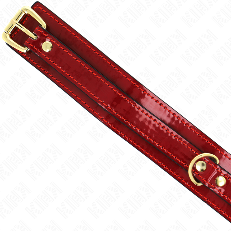 Collier de soumission rouge vin à détails dorés — détail texture surface
