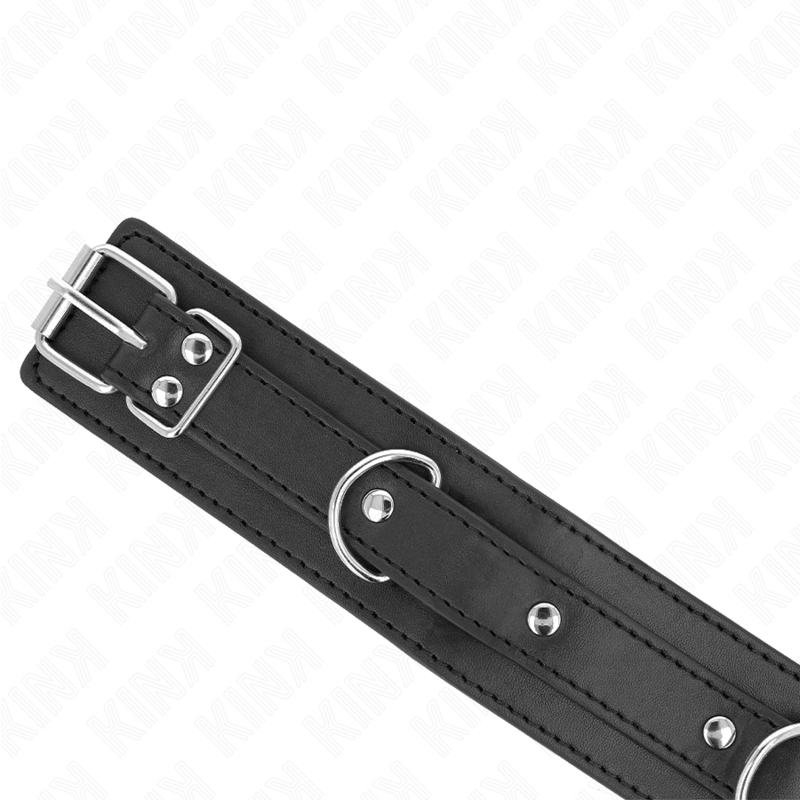 Collier à laisse avec trois anneaux — détail texture surface