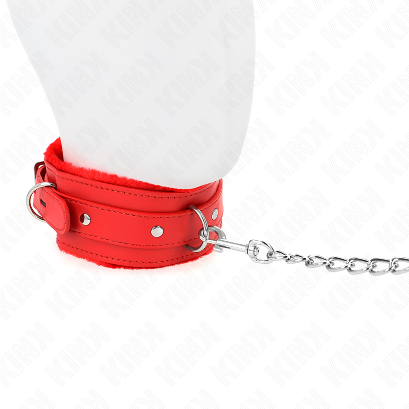 Collier de soumission en cuir rouge presente sur un buste mannequin blanc, laisse a chaine argentee attachee a l'anneau en D, accessoire de contention du cou.