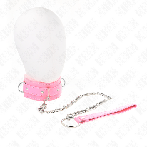 Collier de soumission en cuir rose presente sur un buste mannequin blanc neutre, laisse a chaine argentee pendante, accessoire de contention du cou.