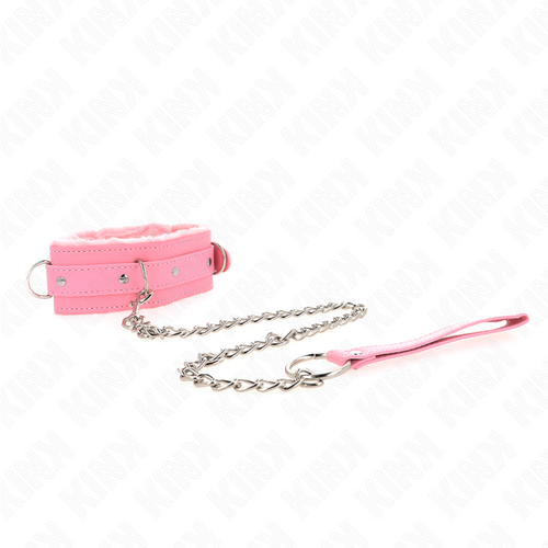 Collier de soumission en cuir rose doublure fourrure avec laisse a chaine argentee et dragonne, pose a plat sur fond blanc, accessoire de jeu dominant-soumis.