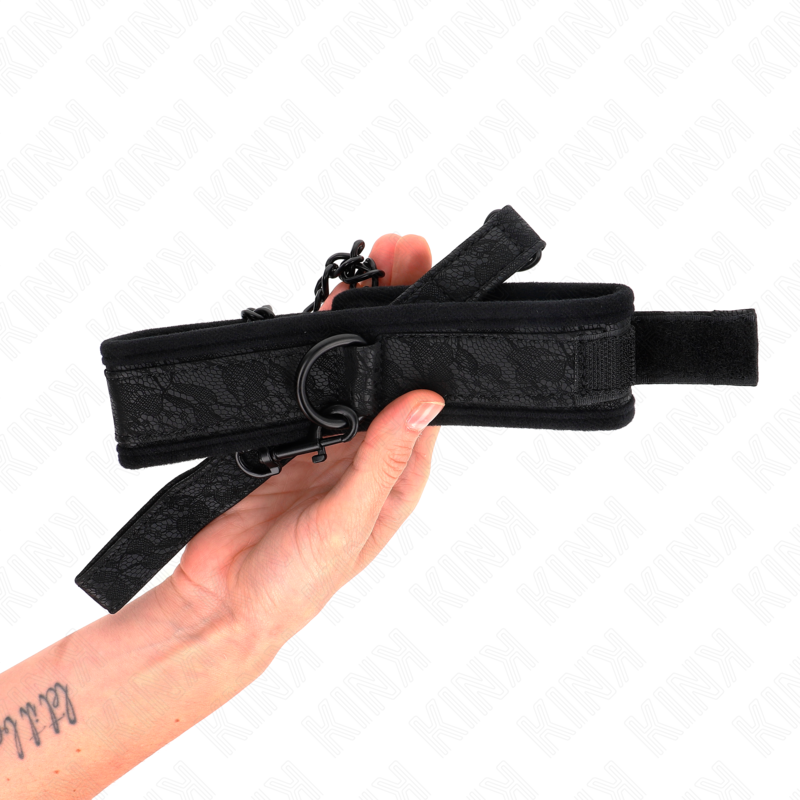 Collier basic avec laisse de maintien — détail texture surface