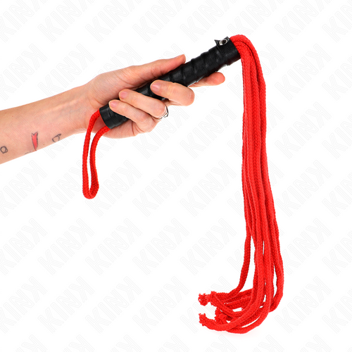 Martinet à mèches de corde rouge saisi par son manche noir, gros plan sur les brins tressés et la dragonne de l'accessoire de discipline.