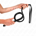 Fouet long noir a billes de 110 cm manipule a deux mains, grande boucle souple. Accessoire de discipline demandant un geste maitrise pour pratiquants avertis.