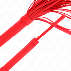 Gros plan du manche rouge et des lanieres du fouet souple. Detail de la prise ferme et des brins fins, accessoire de discipline soft pour jeux d'impact legers.