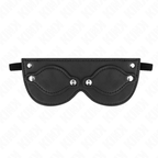 Masque en cuirette noire a cache-yeux detachables pose a plat, double coque arrondie et rivets argentes, accessoire de jeu de role sensuel sans peau visible.