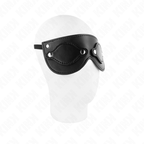 Masque cache-yeux en cuirette vu de profil sur un mannequin blanc, la sangle fine entoure la tete pour priver la vue dans les jeux de soumission.
