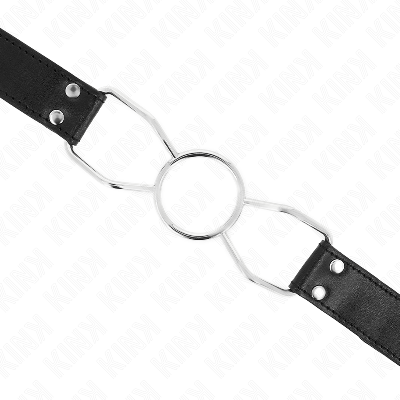 Gros plan d'un bâillon à anneau ouvert en métal fixé par rivets à une sangle en cuir noir, pour une domination visuelle.