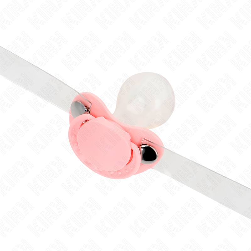 Détail du bâillon sucette rose en silicone et de son embout, glissé sur la sangle ajustable, gros plan révélant la matière souple de cet accessoire BDSM doux.
