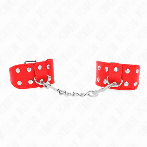 Manchettes de poignets rouges cloutées à double rangée, reliées par une chaîne argentée, présentées à plat, accessoire de contention BDSM réglable et coloré.
