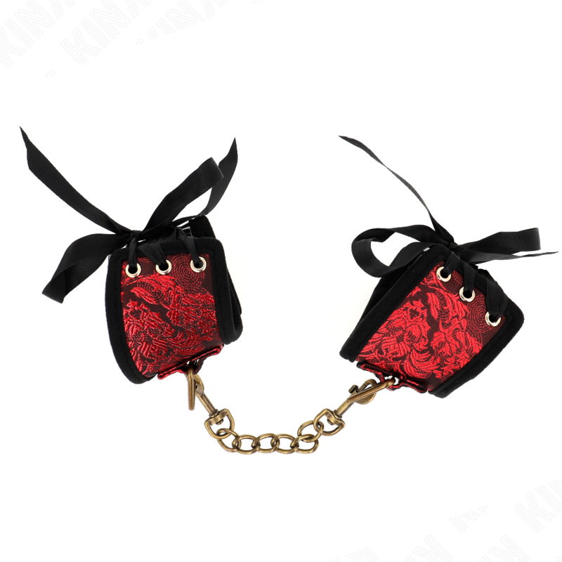 Attaches-poignets Scandal en dentelle rouge à liens noués noirs reliées par une chaîne dorée, vue à plat, accessoire de contention fétiche chic pour le couple.
