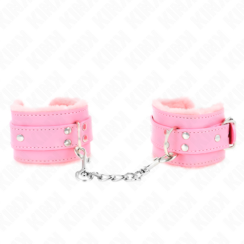 Manchette de poignet rose en simili cuir doublee de fourrure tenue en main, detail de la boucle reglable et de l'interieur moelleux confortable