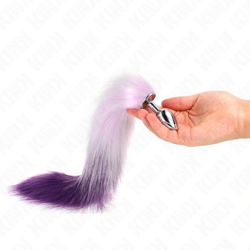 Plug queue violet et lilas tenu par la pointe en main, embout métal lisse visible, longue queue en fausse fourrure souple pour costume animal et jeux coquins
