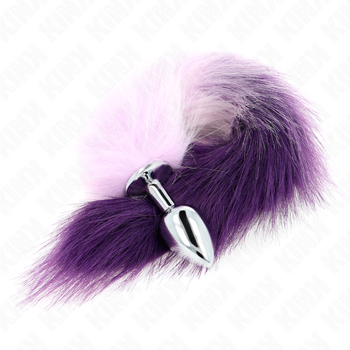 Plug anal métal surmonté d'une longue queue en fausse fourrure dégradée violet et lilas, accessoire de jeu de rôle BDSM posé à plat, poils doux et soyeux