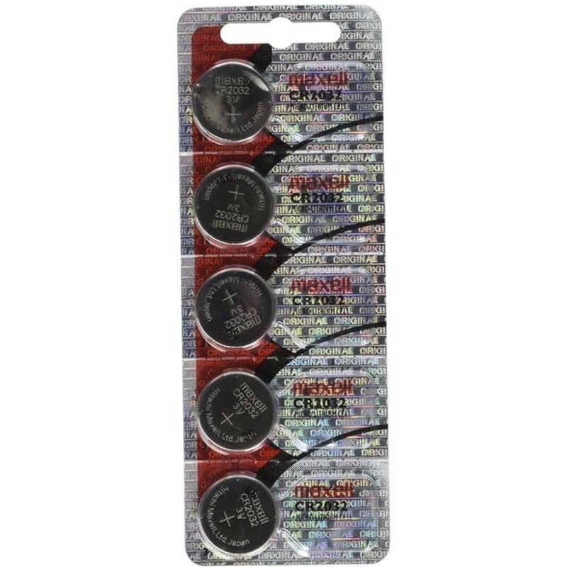Blister de cinq piles bouton lithium CR2032 Maxell 3V alignees sous coque, format standard pour alimenter petits accessoires intimes fonctionnant sur pile plate.