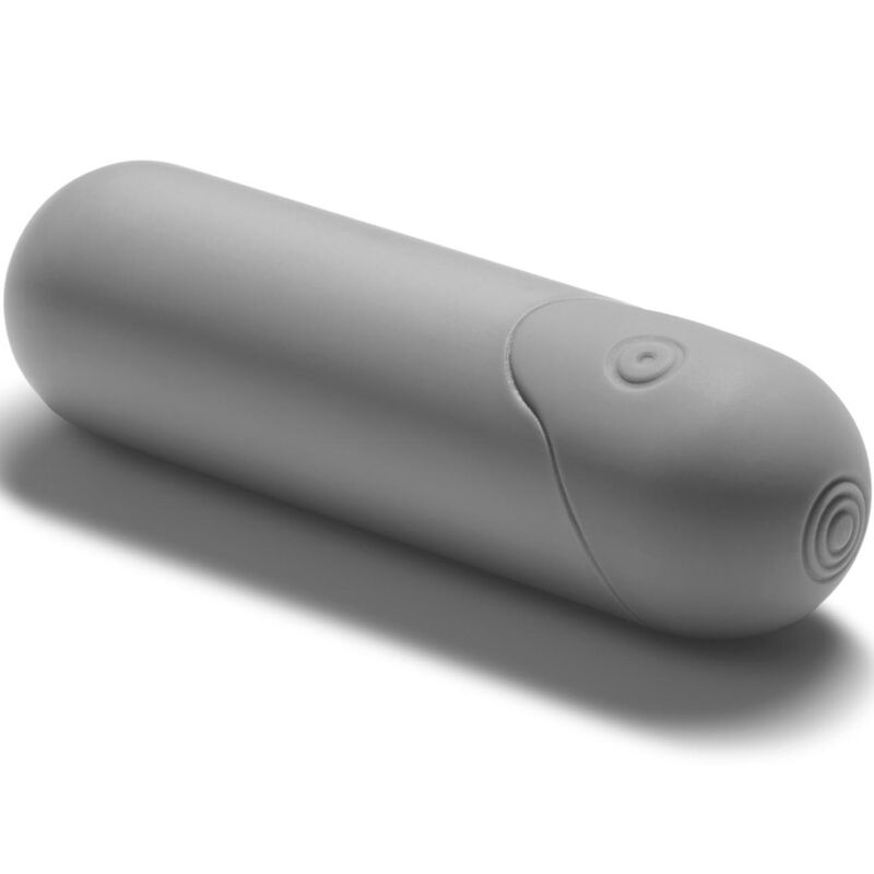 Bullet vibrant gris du stimulateur doigt Bijoux Indiscrets, capsule lisse a bouton de commande, moteur de vibration compact photographie sur fond blanc