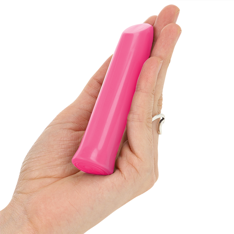 Mini vibromasseur Todrick rose vif posé sur la paume, illustrant son gabarit de poche. Bullet clitoridien discret 10 modes en ABS et silicone body-safe.