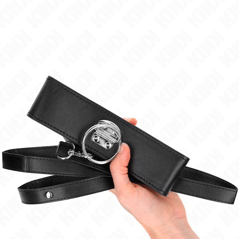 Collier en cuir avec longue laisse cloutée — détail texture surface