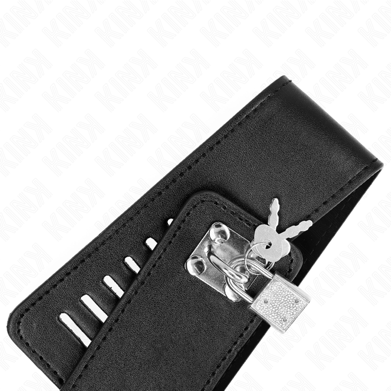 Gros plan du système de verrouillage d'un collier BDSM noir : cadenas argenté et clés. Détail de la fermeture sécurisée du collier de soumission.