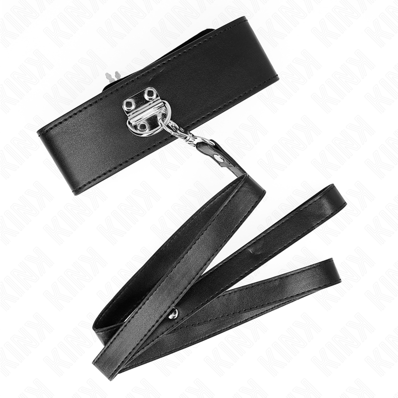 Collier de soumission fin avec longue laisse — vue de dos