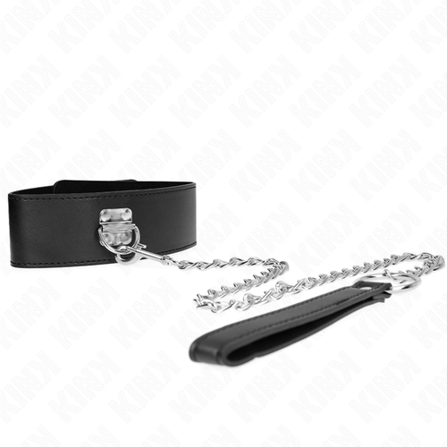 Collier de soumission large en simili-cuir noir avec laisse à chaîne argentée et poignée, présenté à plat, accessoire BDSM dominant-soumis ajustable jusqu'à 65 cm.