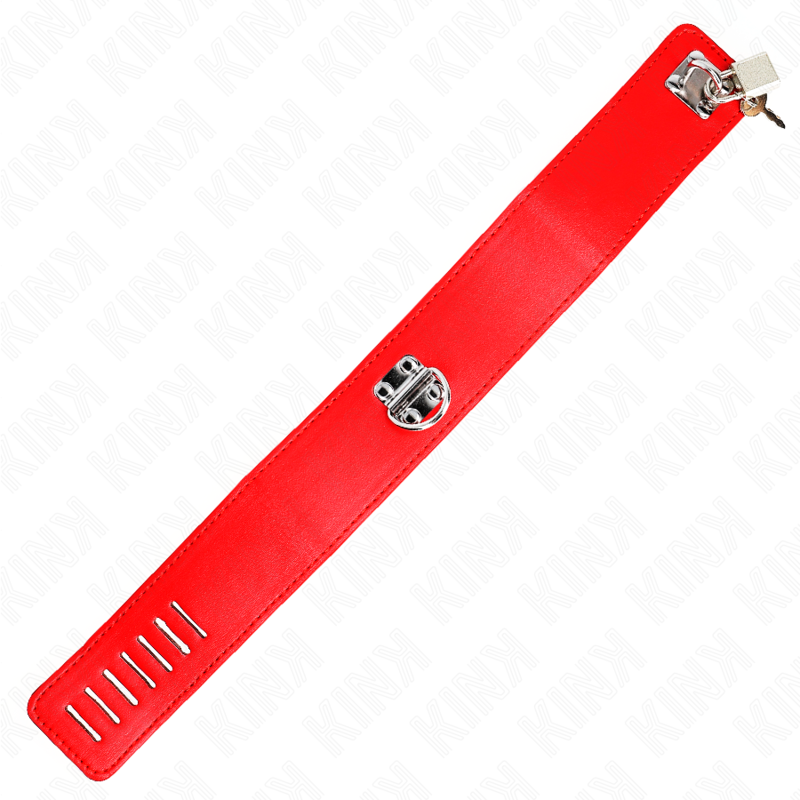 Sangle de collier rouge en simili-cuir avec cadenas argenté en haut et perforations de réglage, présentée verticalement, élément du collier de soumission verrouillable.